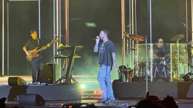 Hot: Những hình ảnh đầu tiên của Maroon 5 trên sân khấu Việt Nam - Ảnh 1.
