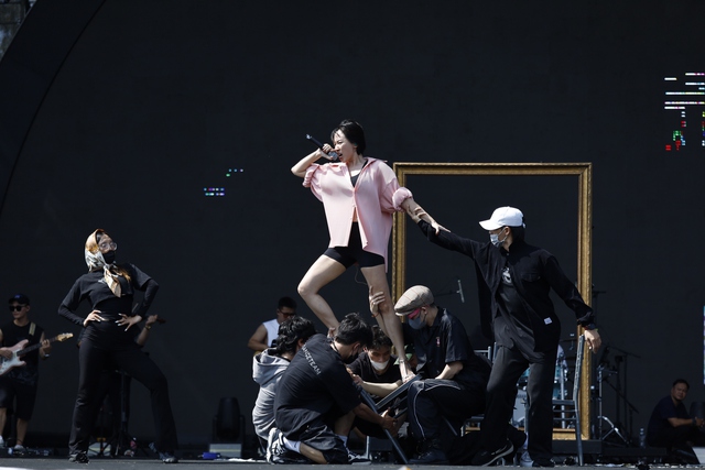 Tổng duyệt đêm diễn của Maroon 5 tại Phú Quốc: Dàn âm thanh đỉnh chóp, Tóc Tiên được Touliver hộ tống ra tận sân khấu - Ảnh 6.