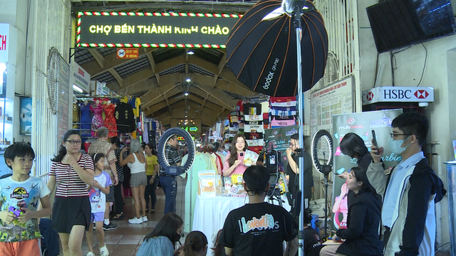 Tiểu thương chợ Bến Thành thu hơn 4 tỉ đồng sau 5 ngày livestream bán hàng - Ảnh 2.