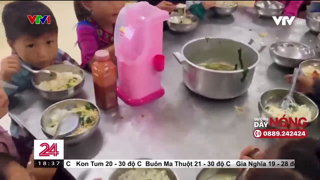 Bất thường bữa ăn bán trú vùng cao: 11 học sinh ăn 2 gói mì tôm chan cơm - Ảnh 2.