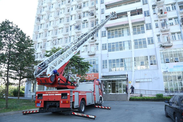TP Hồ Chí Minh: Sinh viên học kỹ năng thoát hiểm khi có cháy - Ảnh 1.