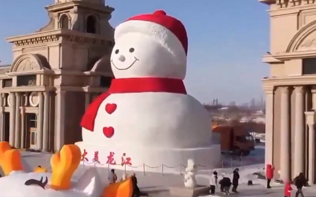 Người tuyết khổng lồ tại Cáp Nhĩ Tân - Ảnh 1.