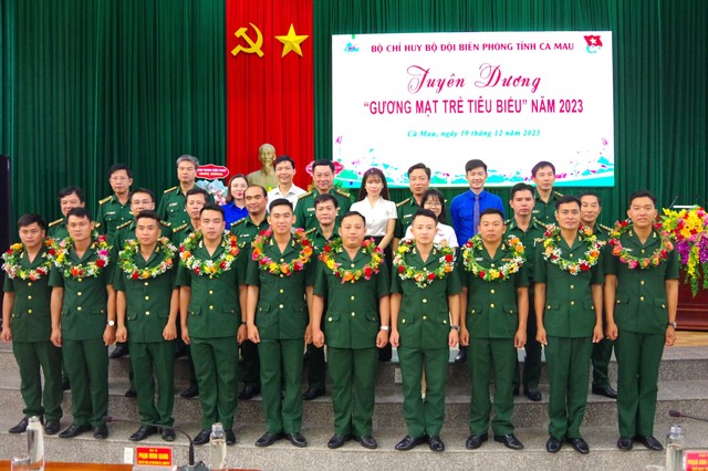Tuyên dương 10 chiến sĩ Biên phòng tiêu biểu tỉnh Cà Mau năm 2023 - Ảnh 1.