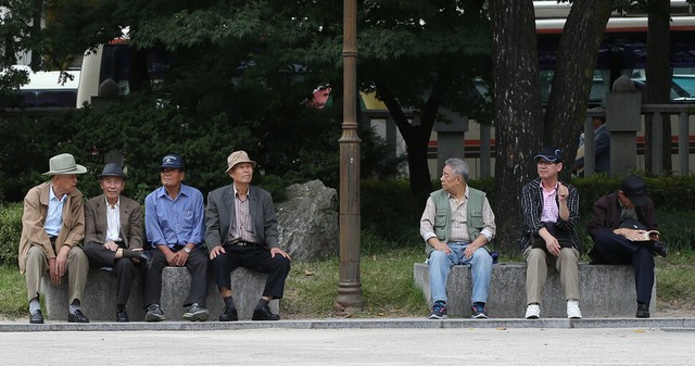 Tuổi thọ trung bình của người Hàn Quốc lần đầu tiên giảm trong hơn 3 thập kỷ - Ảnh 1.