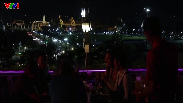 Thái Lan cho phép các nhà hàng, tụ điểm giải trí tại 4 tỉnh thành mở cửa đến 4h - Ảnh 1.