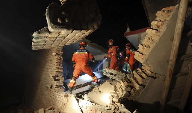 Trung Quốc dồn mọi nguồn lực cứu hộ cứu nạn sau thảm họa động đất - Ảnh 4.