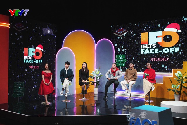 IELTS FACE-OFF Tập 12: Không khí Giáng sinh ngập tràn, đoàn tụ đủ 5 host tại studio - Ảnh 3.