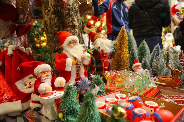 Đa dạng thị trường đồ trang trí Giáng sinh trên phố Hàng Mã - Ảnh 8.