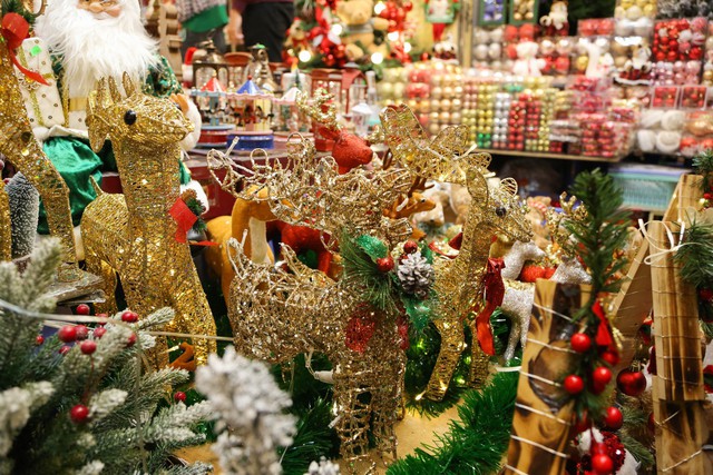 Đa dạng thị trường đồ trang trí Giáng sinh trên phố Hàng Mã - Ảnh 1.