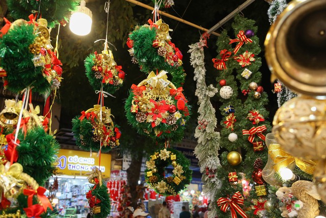 Đa dạng thị trường đồ trang trí Giáng sinh trên phố Hàng Mã - Ảnh 2.