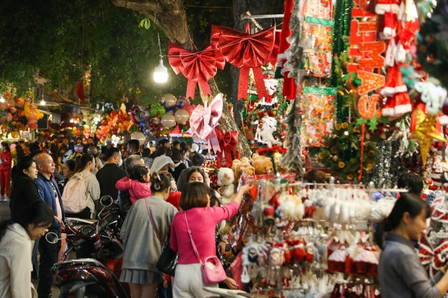 Đa dạng thị trường đồ trang trí Giáng sinh trên phố Hàng Mã - Ảnh 11.