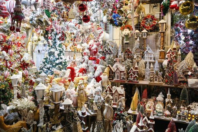 Đa dạng thị trường đồ trang trí Giáng sinh trên phố Hàng Mã - Ảnh 3.