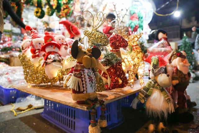Đa dạng thị trường đồ trang trí Giáng sinh trên phố Hàng Mã - Ảnh 5.