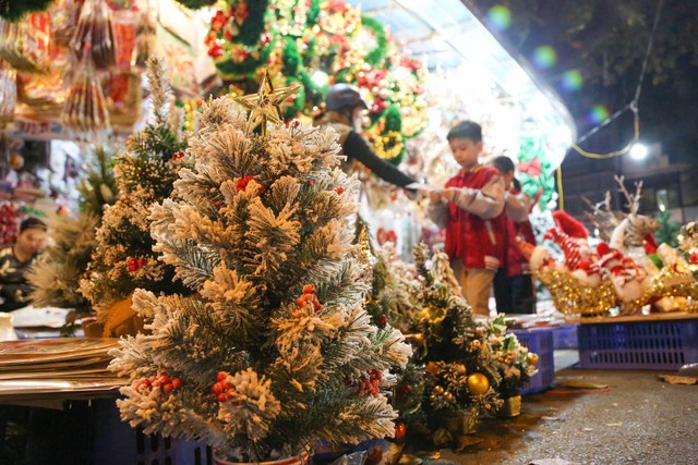 Đa dạng thị trường đồ trang trí Giáng sinh trên phố Hàng Mã - Ảnh 9.