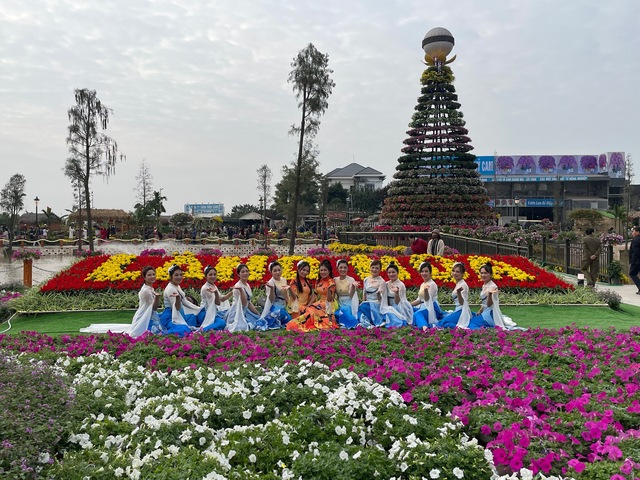 Lễ hội hoa Xuân Quan 2023 thu hút đông đảo du khách - Ảnh 1.