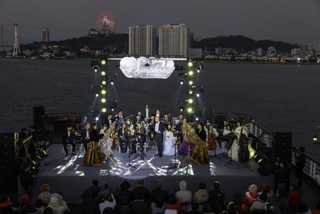 Nhạc trưởng Đồng Quang Vinh cùng dàn nhạc “Sức sống mới” trình diễn trên Vịnh Hạ Long - Ảnh 2.
