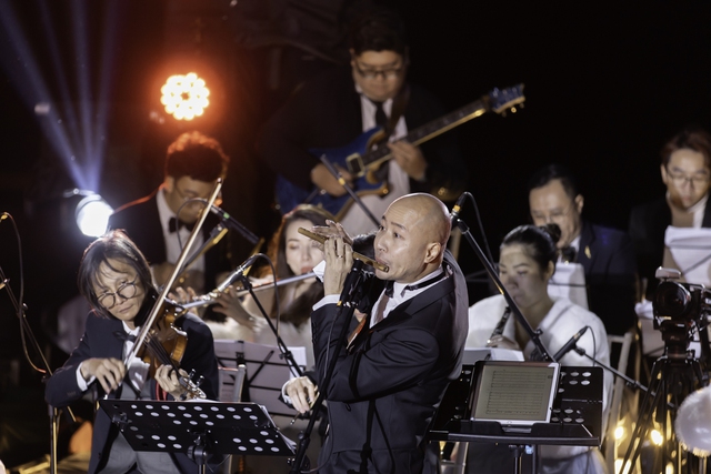 Nhạc trưởng Đồng Quang Vinh cùng dàn nhạc “Sức sống mới” trình diễn trên Vịnh Hạ Long - Ảnh 1.