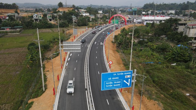 Thông xe tuyến cao tốc rút ngắn 1/3 thời gian từ Tuyên Quang đi Hà Nội - Ảnh 1.