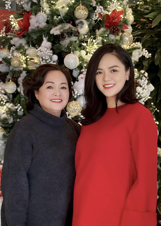 Diễn viên Việt tuần qua: Thu Quỳnh khoe sắc xinh đẹp bên mẹ, Huyền Lizzie lộ giao diện mới của Dương - Ảnh 1.