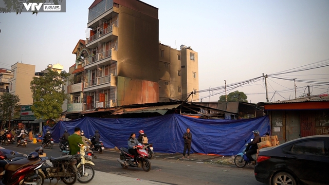 Vụ cháy ở Văn Quán: Khu vực cháy có nhiều vật dụng dễ bắt lửa - Ảnh 5.