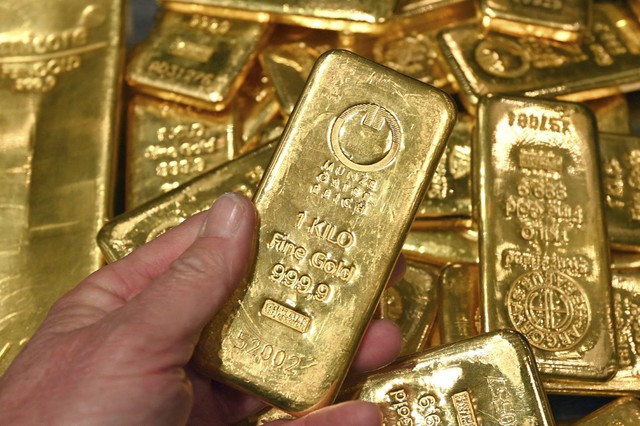 Giá vàng vượt 81 triệu đồng rồi đảo chiều giảm mạnh - Ảnh 1.