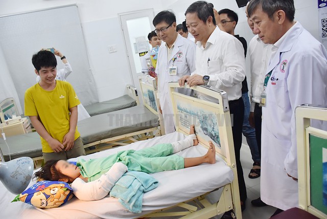 TP Hồ Chí Minh khen thưởng ê-kíp bác sĩ nối sống cánh tay cho bé 5 tuổi  - Ảnh 1.