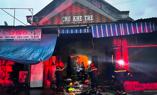 Vụ cháy chợ Khe Tre (Thừa Thiên - Huế): 335 ki-ốt bị thiêu rụi - Ảnh 1.