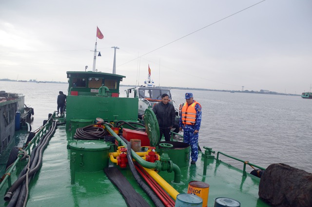 Bộ Tư lệnh Vùng Cảnh sát biển 1 tạm giữ tàu chở dầu không rõ nguồn gốc - Ảnh 2.