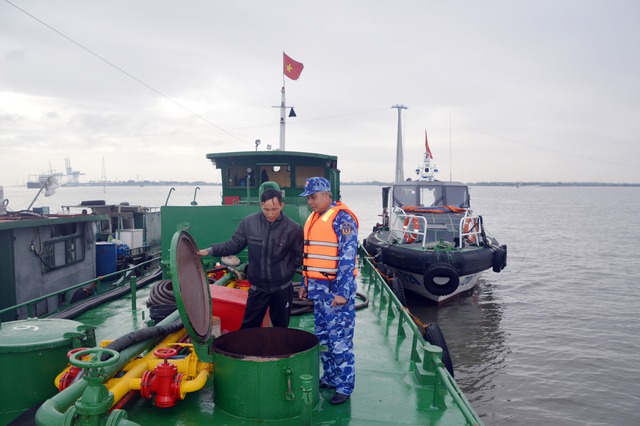 Bộ Tư lệnh Vùng Cảnh sát biển 1 tạm giữ tàu chở dầu không rõ nguồn gốc - Ảnh 1.