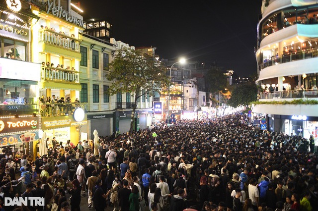 Người dân Hà Nội, TP Hồ Chí Minh đổ về Lễ hội đếm ngược chào năm mới 2024 - Ảnh 3.