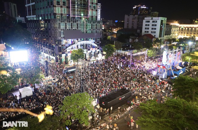 Người dân Hà Nội, TP Hồ Chí Minh đổ về Lễ hội đếm ngược chào năm mới 2024 - Ảnh 5.