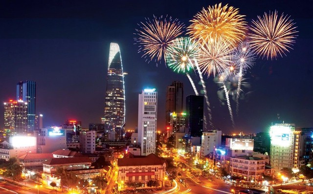 Pháo hoa rực rỡ chào năm mới 2024 tại Thành phố Hồ Chí Minh - Ảnh 1.