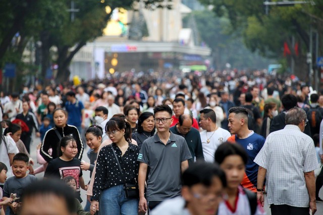 Người dân Hà Nội, TP Hồ Chí Minh đổ về Lễ hội đếm ngược chào năm mới 2024 - Ảnh 2.