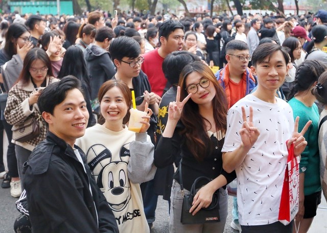 Người dân Hà Nội, TP Hồ Chí Minh đổ về Lễ hội đếm ngược chào năm mới 2024 - Ảnh 1.