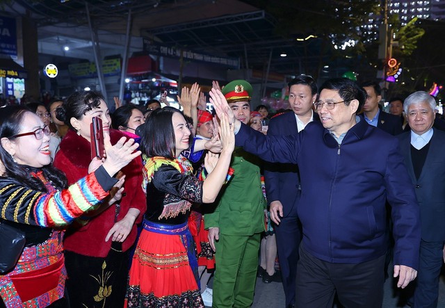 Thủ tướng đón năm mới 2024 cùng nhân dân các dân tộc tỉnh Cao Bằng - Ảnh 2.