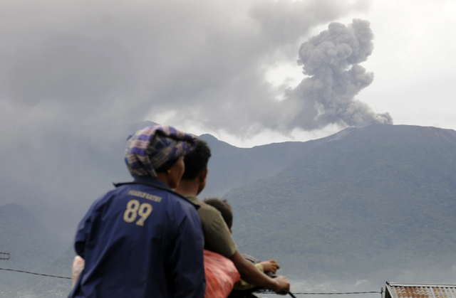 Núi lửa phun trào ở Indonesia khiến 11 nhà leo núi tử vong - Ảnh 1.