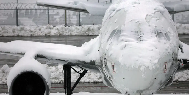 Sân bay Munich, Đức ngừng hoạt động vì bão tuyết - Ảnh 1.