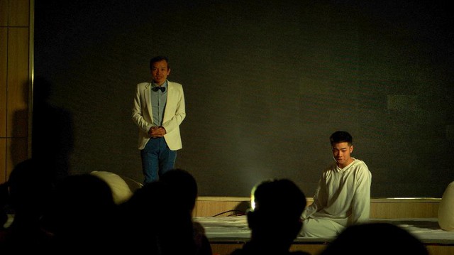 NSƯT, Đạo diễn Trần Lực mang sân khấu kịch ước lệ biểu hiện lên giảng đường - Ảnh 2.
