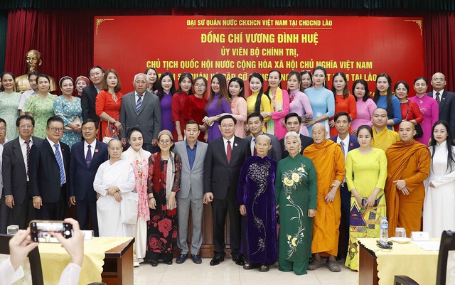 Chủ tịch Quốc hội Vương Đình Huệ gặp cộng đồng người Việt tại Lào - Ảnh 1.