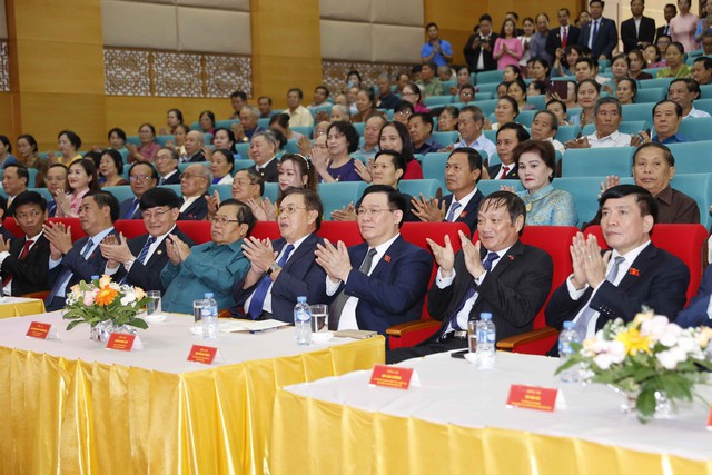Chủ tịch Quốc hội gặp mặt các thế hệ lưu học sinh Lào và giáo viên Trường Hữu nghị T78 - Ảnh 1.