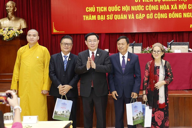 Chủ tịch Quốc hội Vương Đình Huệ gặp cộng đồng người Việt tại Lào - Ảnh 4.