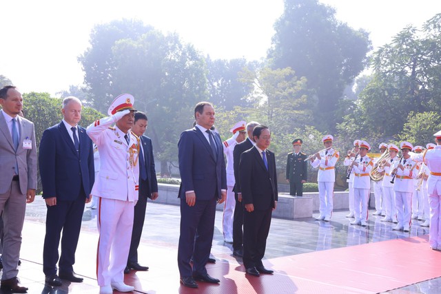 Thủ tướng Cộng hòa Belarus vào Lăng viếng Chủ tịch Hồ Chí Minh - Ảnh 4.