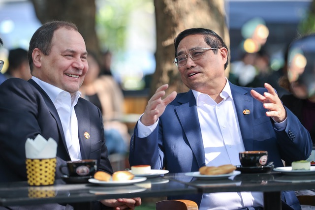 Thủ tướng Phạm Minh Chính và Thủ tướng Belarus tham quan Cột Cờ Hà Nội, thưởng thức cà phê - Ảnh 4.