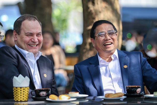 Thủ tướng Phạm Minh Chính và Thủ tướng Belarus tham quan Cột Cờ Hà Nội, thưởng thức cà phê - Ảnh 6.