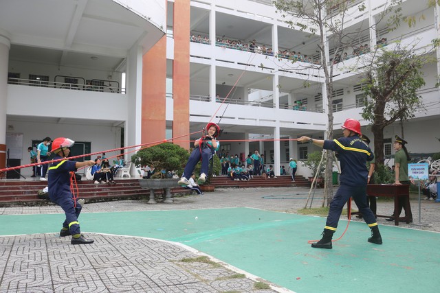 Học sinh ở Kiên Giang trải nghiệm thực tế làm lính cứu hỏa - Ảnh 2.