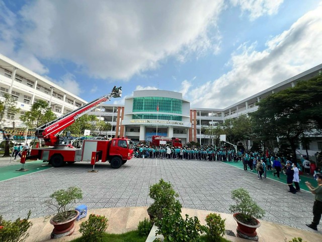 Học sinh ở Kiên Giang trải nghiệm thực tế làm lính cứu hỏa - Ảnh 1.