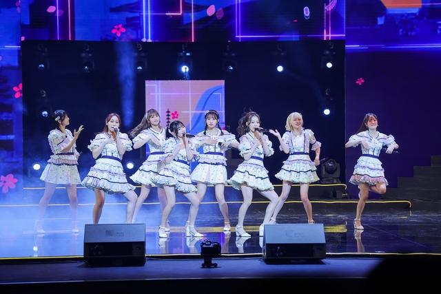 Vẻ xinh xắn của nhóm nhạc nữ nổi tiếng Nhật Bản biểu diễn tại Hà Nội - Ảnh 2.
