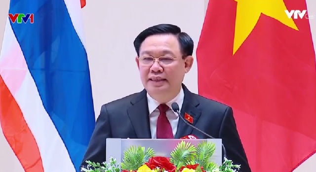 Chủ tịch Quốc hội Vương Đình Huệ gặp cộng đồng người Việt tại Thái Lan - Ảnh 1.