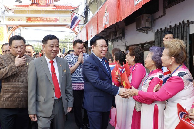 Chủ tịch Quốc hội Vương Đình Huệ dự khai trương phố Việt Nam tại Thái Lan - Ảnh 1.
