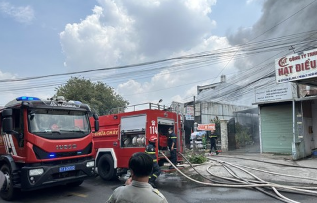 Khống chế thanh niên nghi ngáo đá đánh công an, thiêu trụi nhà dân - Ảnh 1.